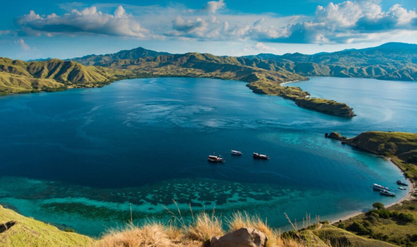 Explore Gili Laba: The Stunning Trekking and Snorkeling Gem of Komodo National Park